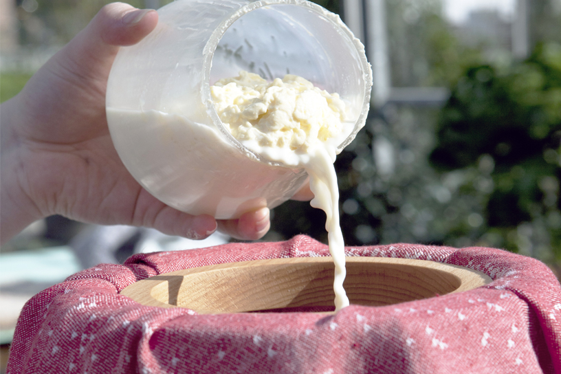 Kaasmengsel in kaasvorm gieten